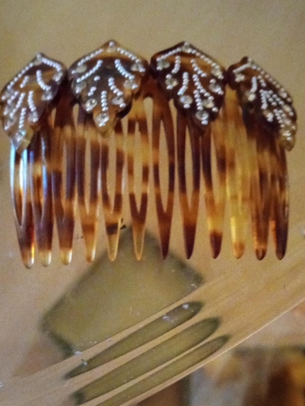 Tortoiseshell Leaf Accent Hair Comb - Decorative Women’s Hair Accessory
